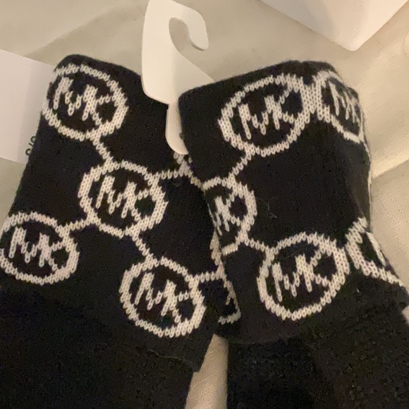 MICHAEL Michael Kors Knit Logo Gloves, One Size, Black/White, NWT - Picture 2 of 4